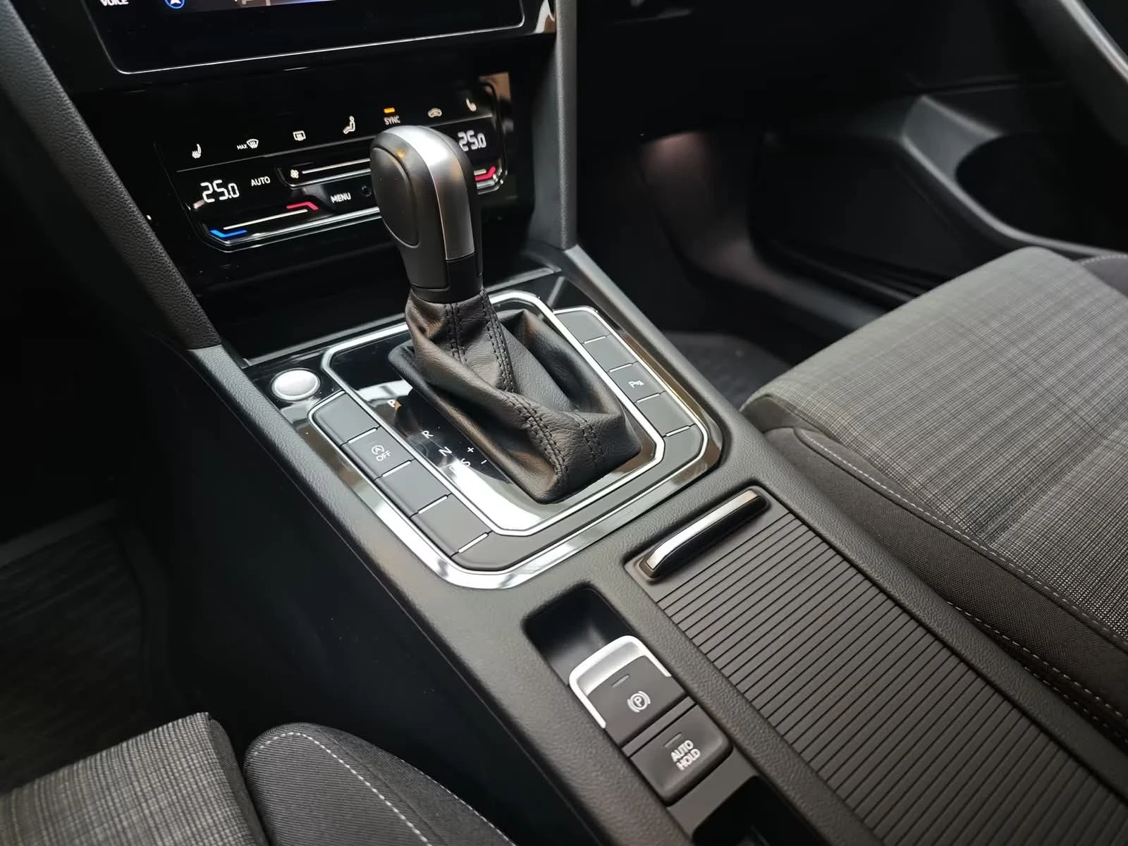 VW Passat Комби, снимка 11 - Автомобили и джипове - 54710760