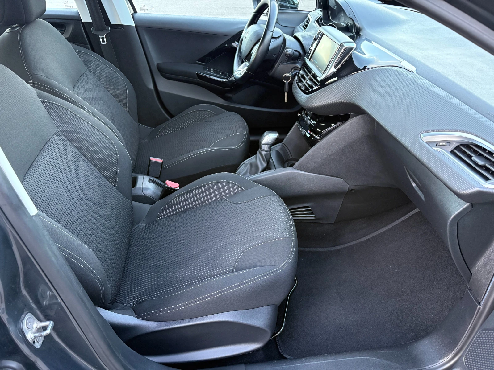 Peugeot 208 1.6BlueHDI Allure Euro6B, снимка 11 - Автомобили и джипове - 54906752