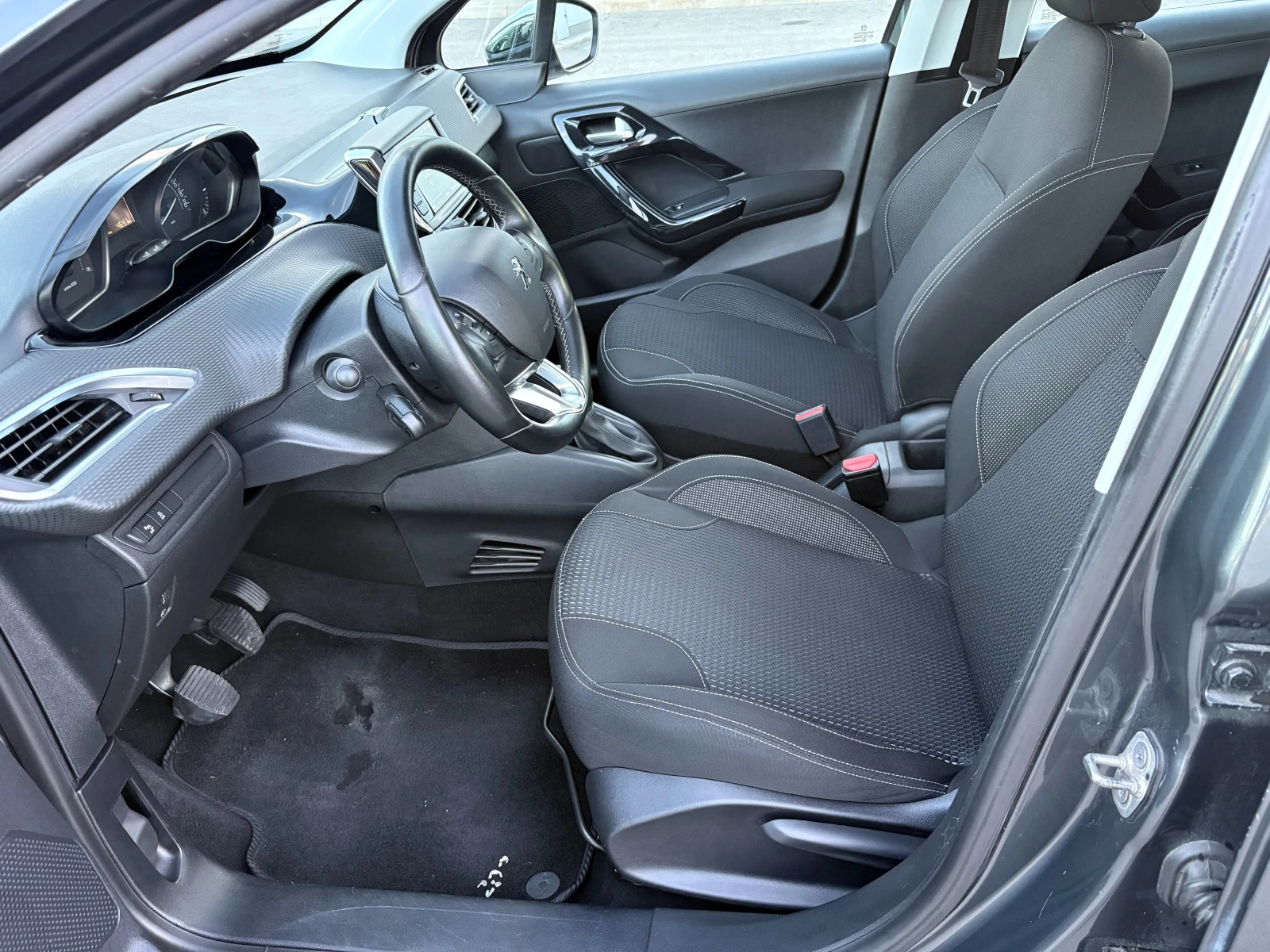 Peugeot 208 1.6BlueHDI Allure Euro6B, снимка 9 - Автомобили и джипове - 54906752