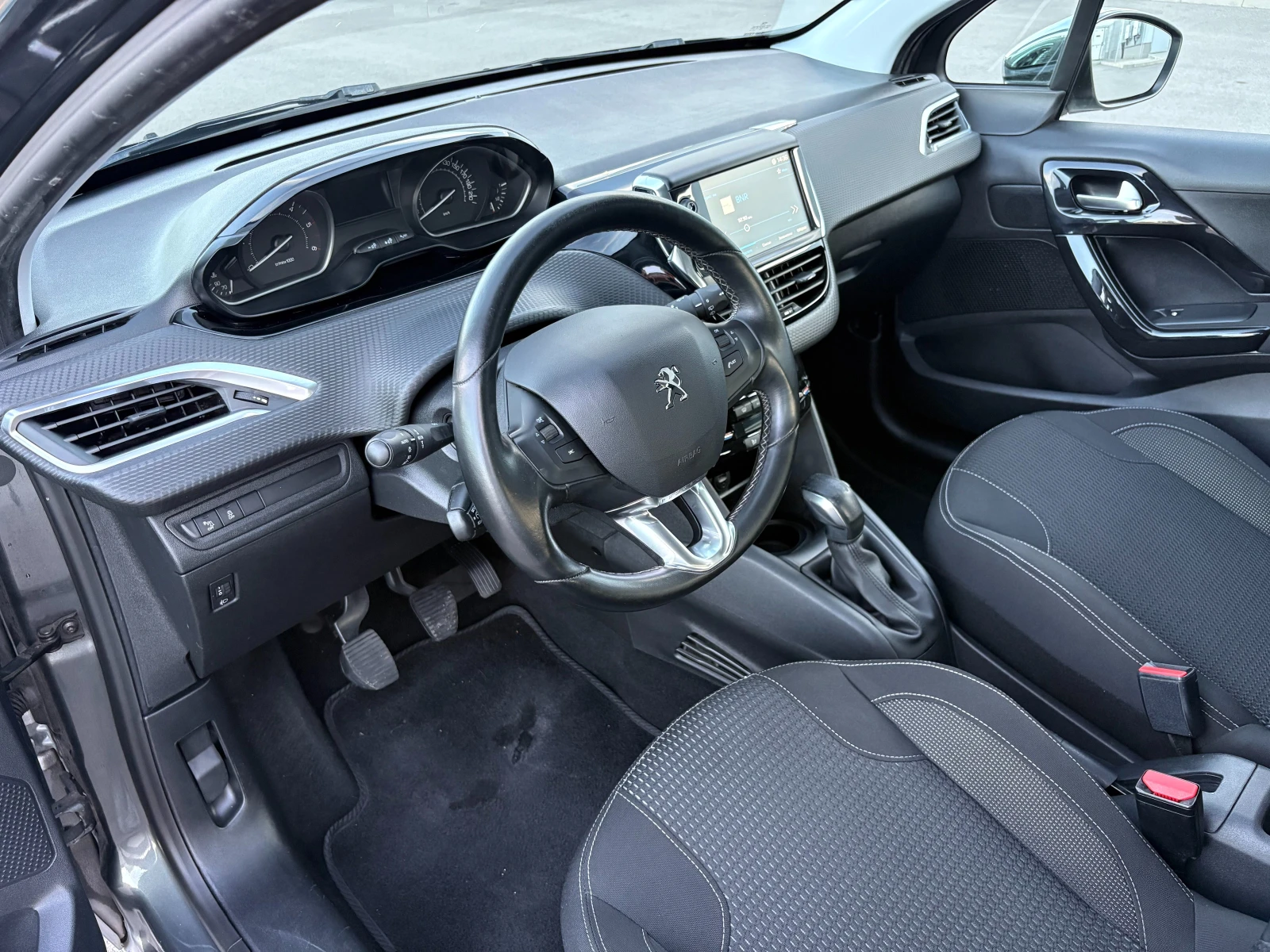 Peugeot 208 1.6BlueHDI Allure Euro6B, снимка 8 - Автомобили и джипове - 54906752