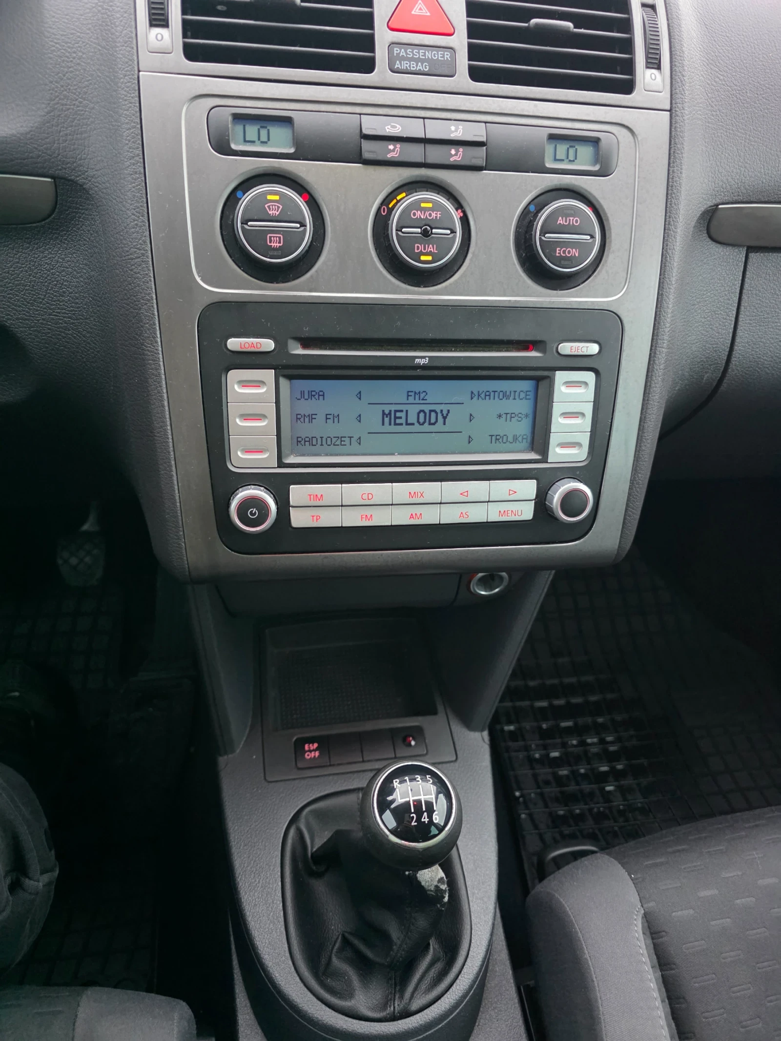 VW Touran 2.0TDI, снимка 11 - Автомобили и джипове - 56248343