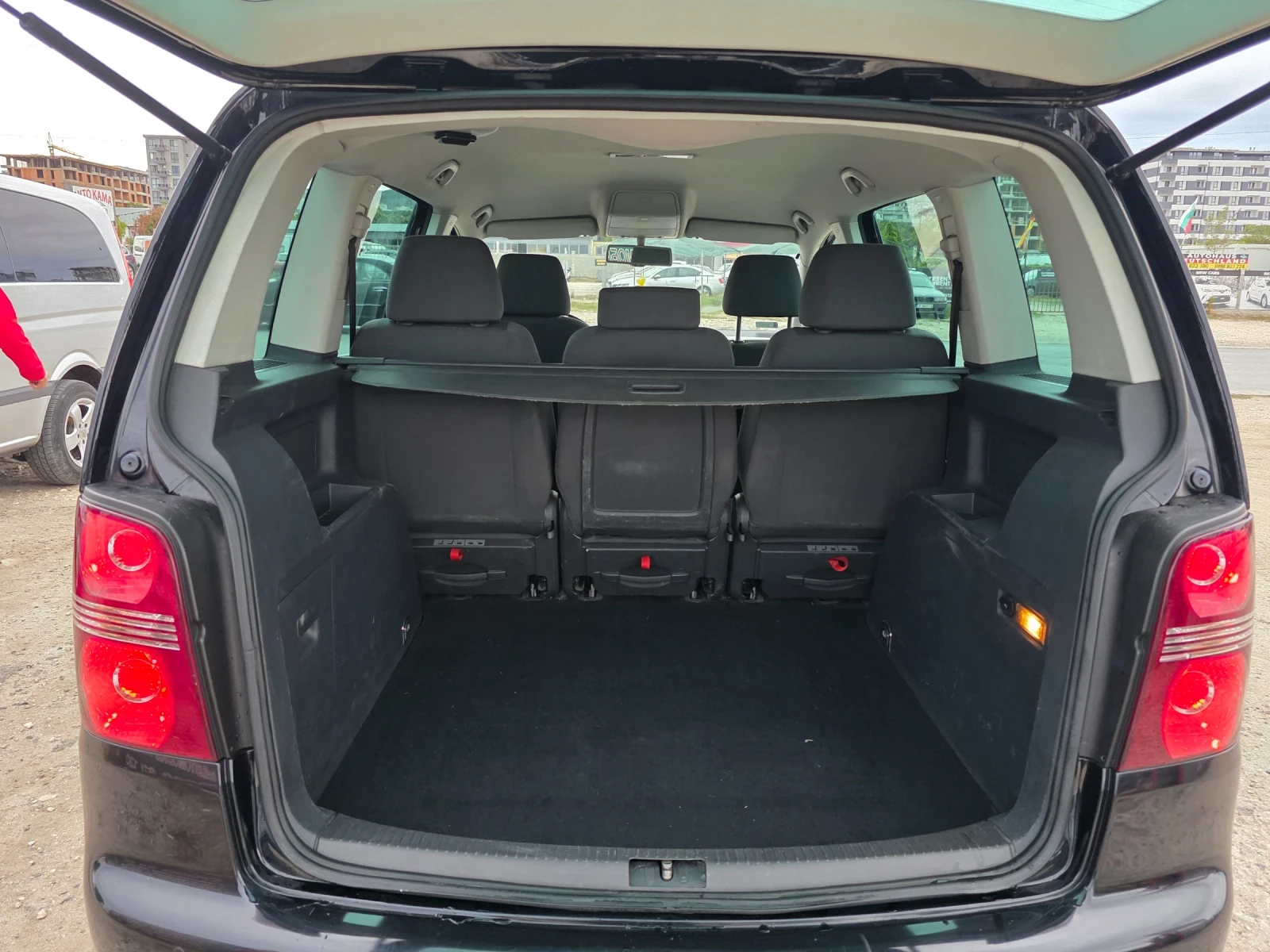 VW Touran 2.0TDI, снимка 7 - Автомобили и джипове - 56248343