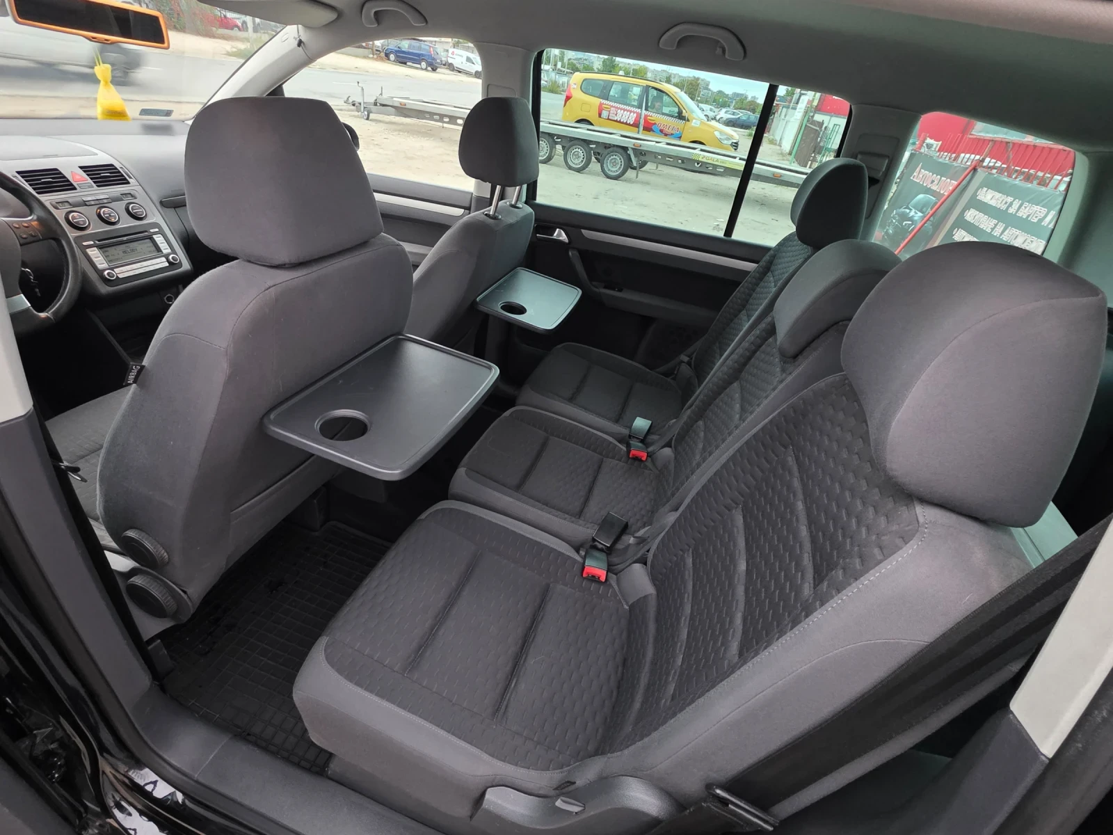VW Touran 2.0TDI, снимка 8 - Автомобили и джипове - 56248343