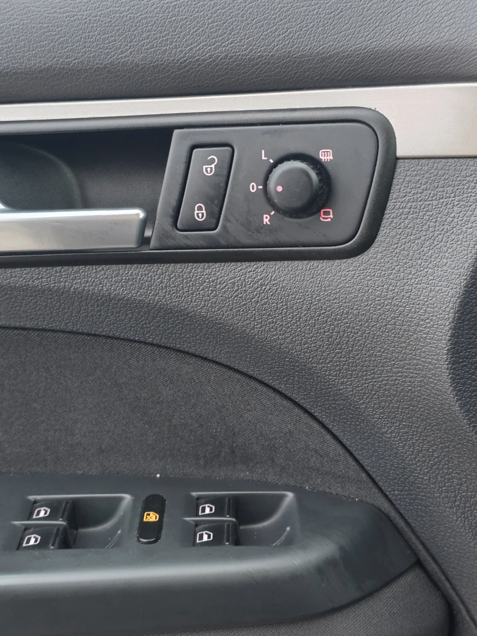VW Touran 2.0TDI, снимка 14 - Автомобили и джипове - 56248343