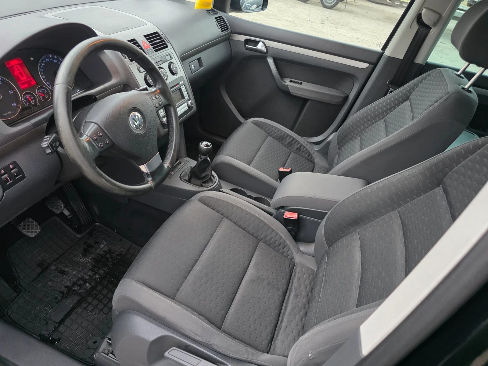 VW Touran 2.0TDI, снимка 10 - Автомобили и джипове - 56248343