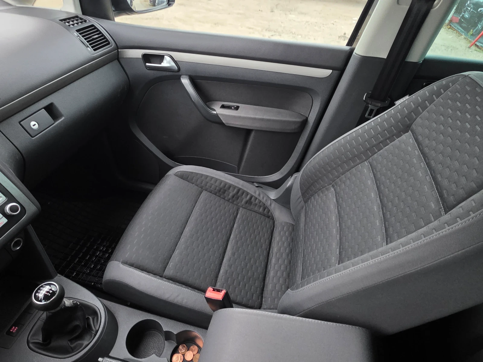 VW Touran 2.0TDI, снимка 12 - Автомобили и джипове - 56248343
