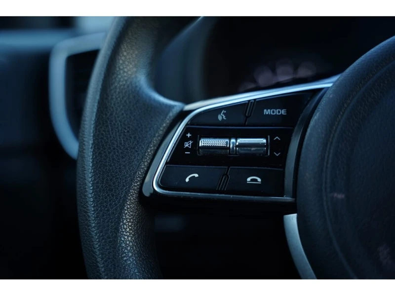 Kia Sportage * LX PKG/ APPLE CARPLAY/ BLUETOOTH/ CAMERA * CARFA, снимка 10 - Автомобили и джипове - 52740493