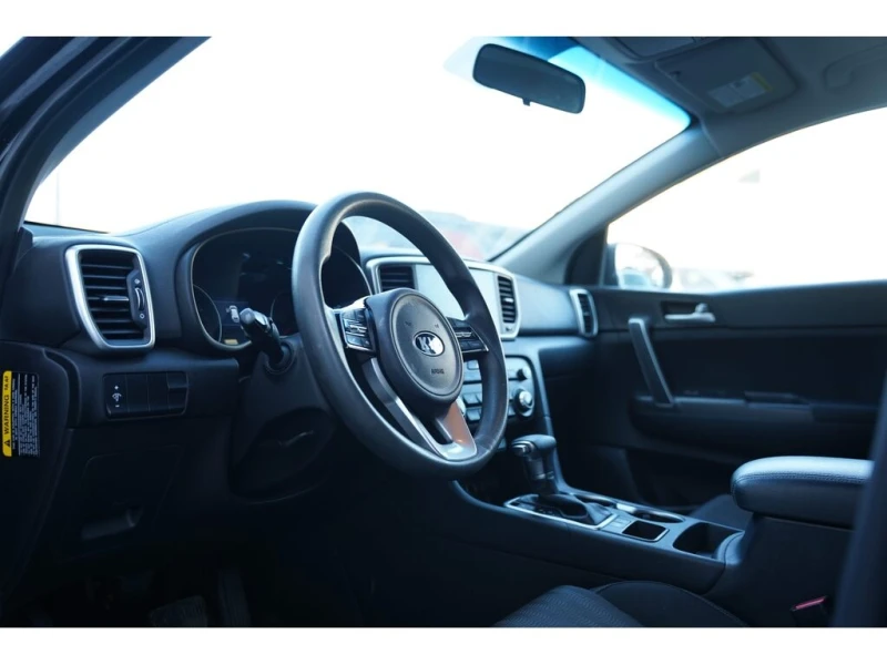 Kia Sportage * LX PKG/ APPLE CARPLAY/ BLUETOOTH/ CAMERA * CARFA, снимка 8 - Автомобили и джипове - 52740493