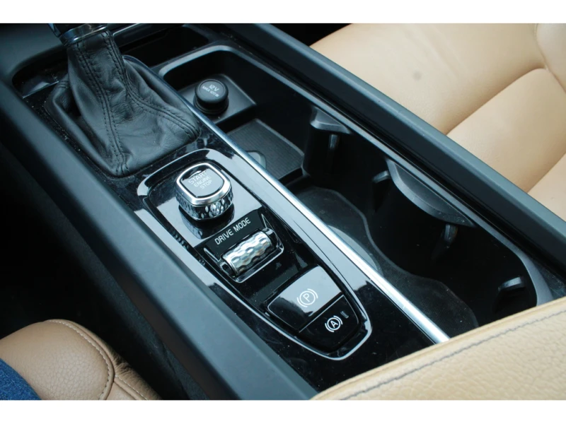 Volvo XC60 T6 AWD Momentum, снимка 12 - Автомобили и джипове - 53340454