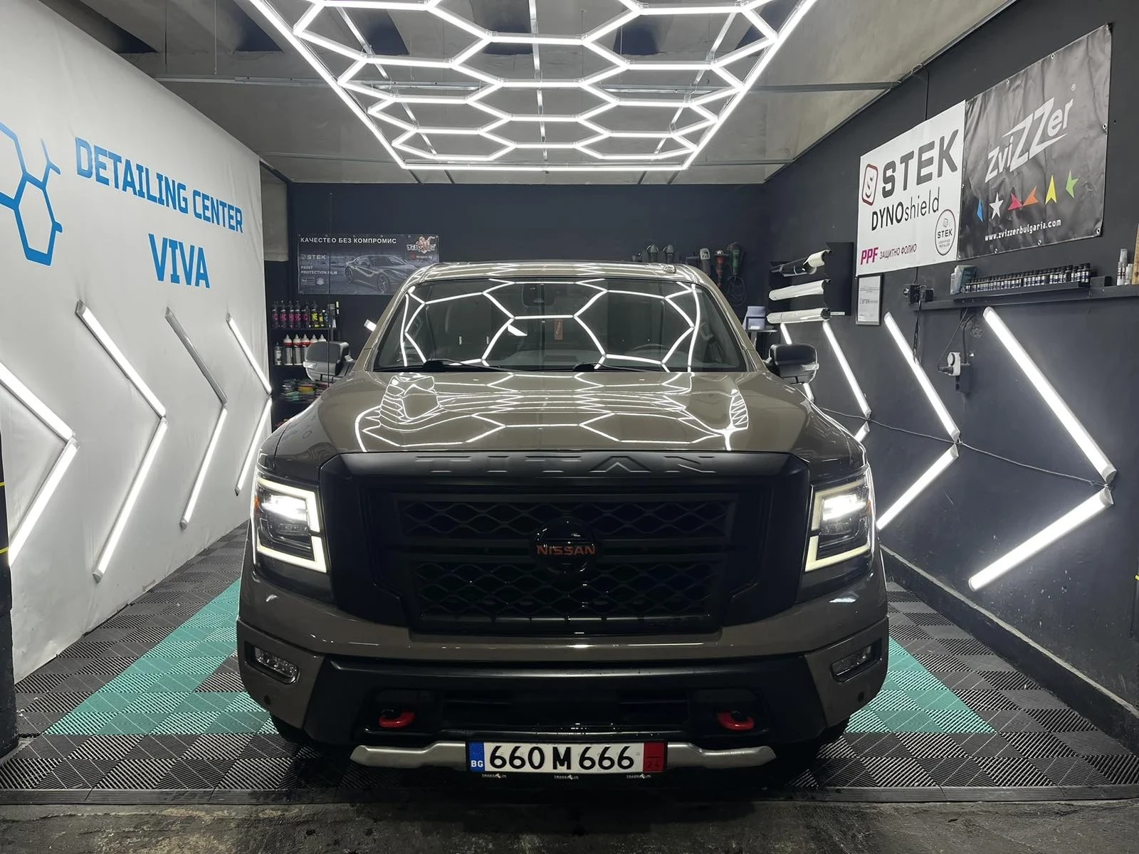 Nissan Titan crew cab Pro 4x - [1] 