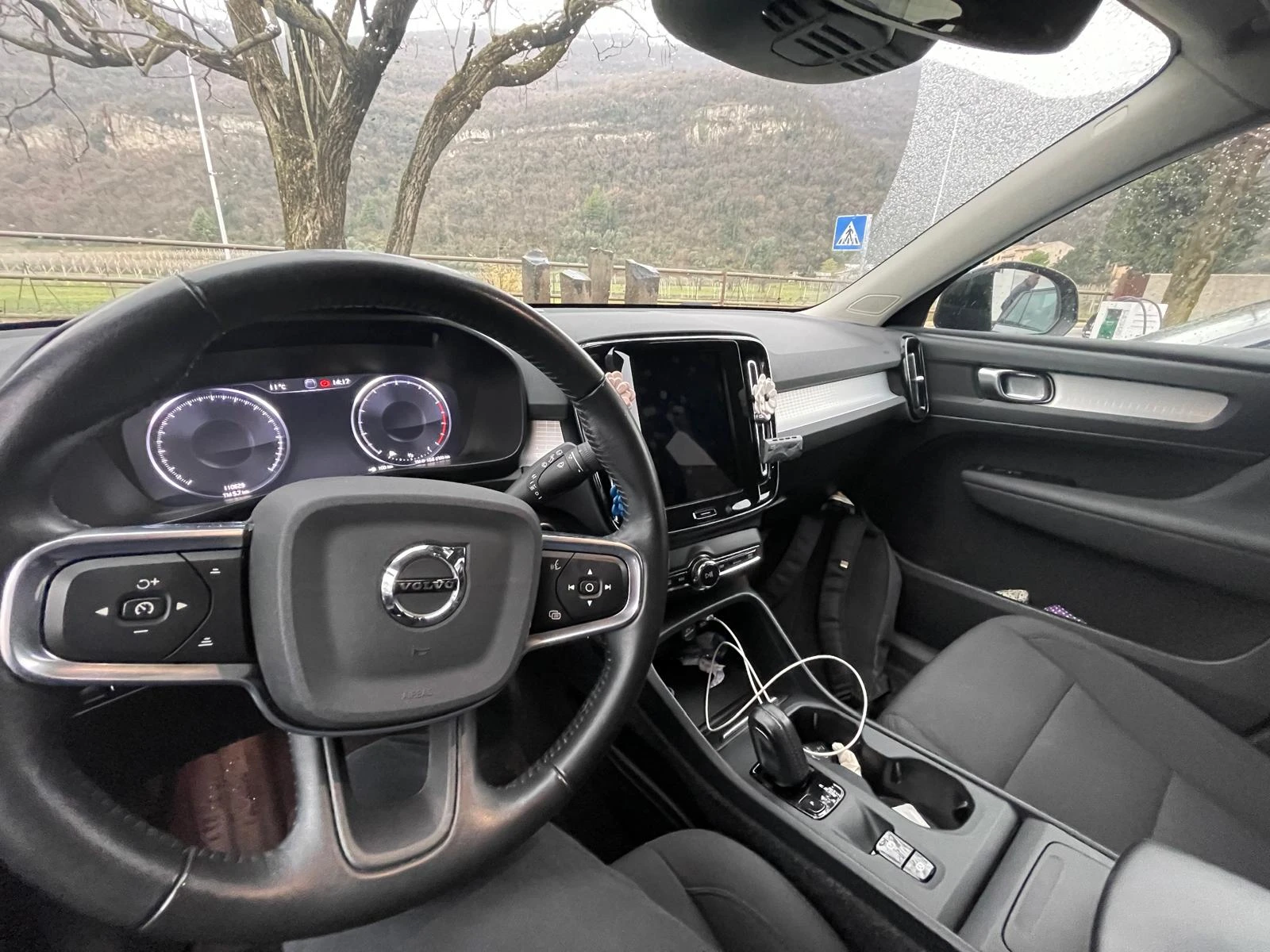 Volvo XC40 B4 AWD Mild Hybrid R-design Black Edition ОТЛИЧЕН, снимка 11 - Автомобили и джипове - 54633864