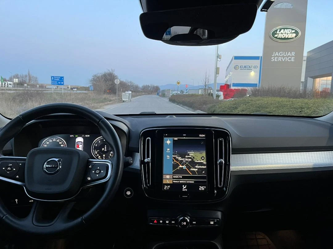 Volvo XC40 B4 AWD Mild Hybrid R-design Black Edition ОТЛИЧЕН, снимка 12 - Автомобили и джипове - 54633864