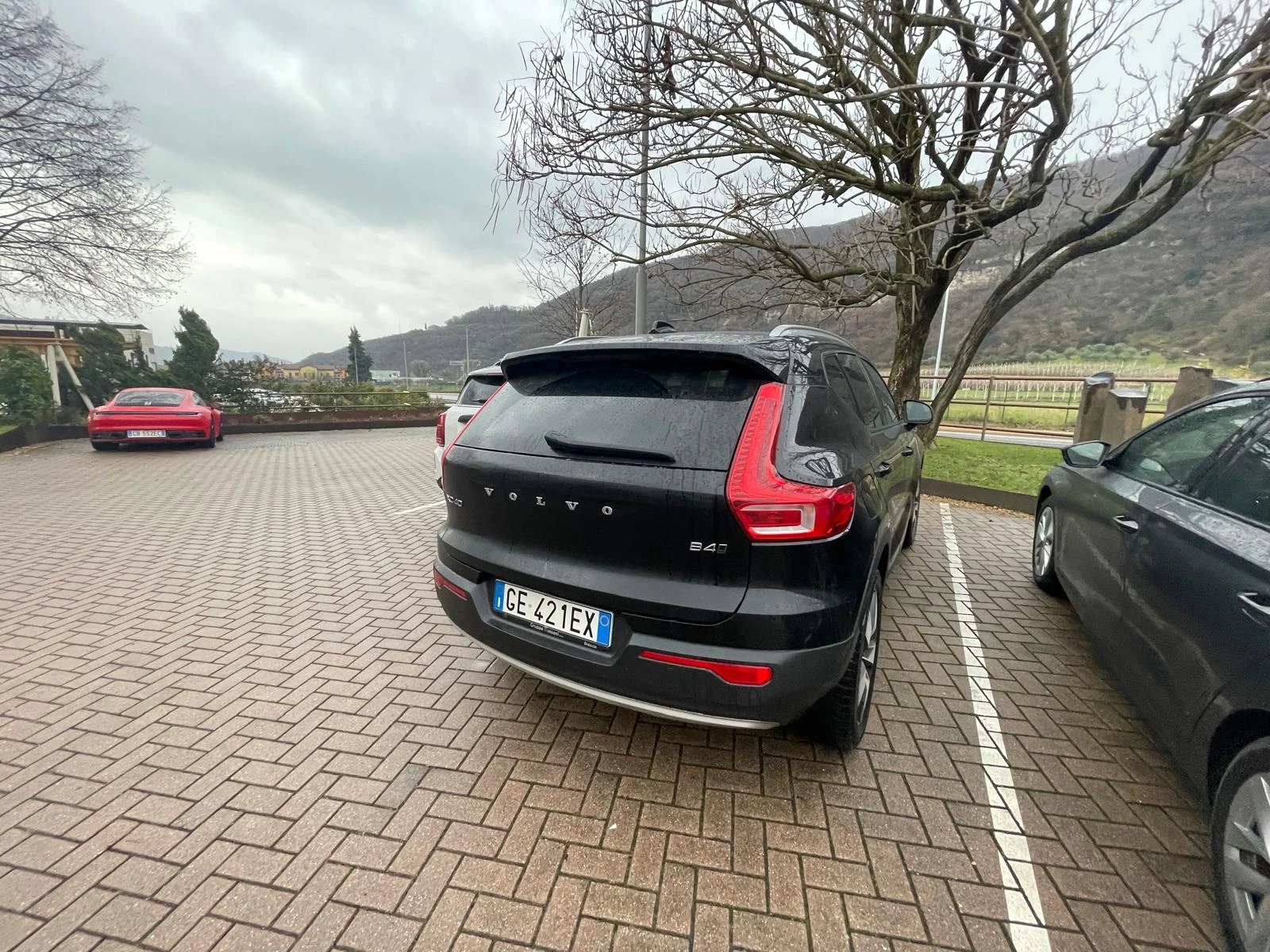 Volvo XC40 B4 AWD Mild Hybrid R-design Black Edition ОТЛИЧЕН, снимка 15 - Автомобили и джипове - 54633864