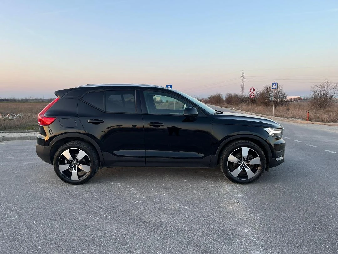 Volvo XC40 B4 AWD Mild Hybrid R-design Black Edition ОТЛИЧЕН, снимка 5 - Автомобили и джипове - 54633864
