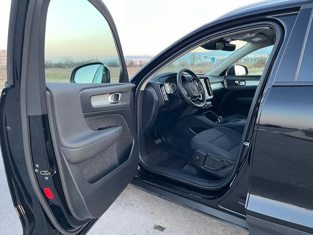 Volvo XC40 B4 AWD Mild Hybrid R-design Black Edition ОТЛИЧЕН, снимка 10 - Автомобили и джипове - 54633864