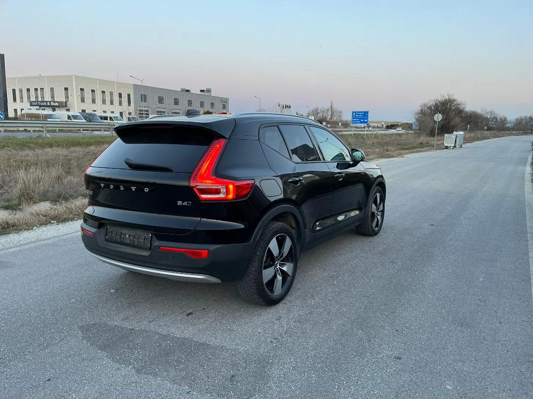 Volvo XC40 B4 AWD Mild Hybrid R-design Black Edition ОТЛИЧЕН, снимка 4 - Автомобили и джипове - 54633864