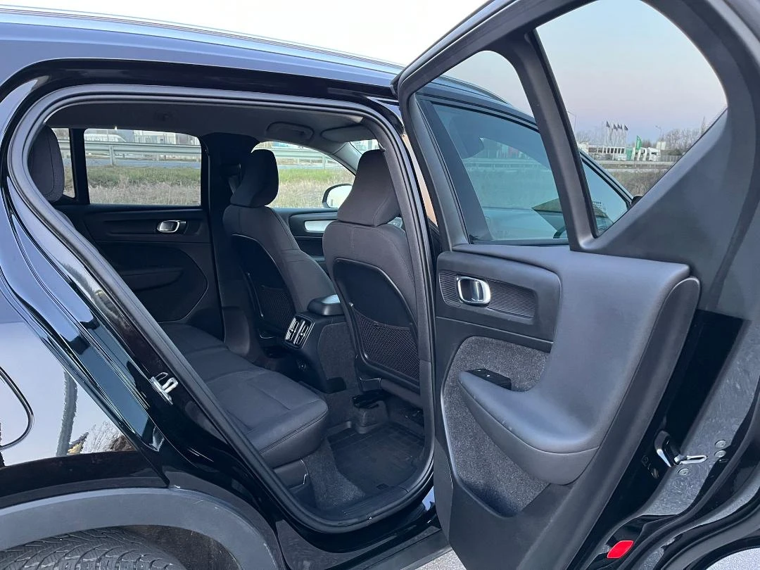 Volvo XC40 B4 AWD Mild Hybrid R-design Black Edition ОТЛИЧЕН, снимка 8 - Автомобили и джипове - 54633864