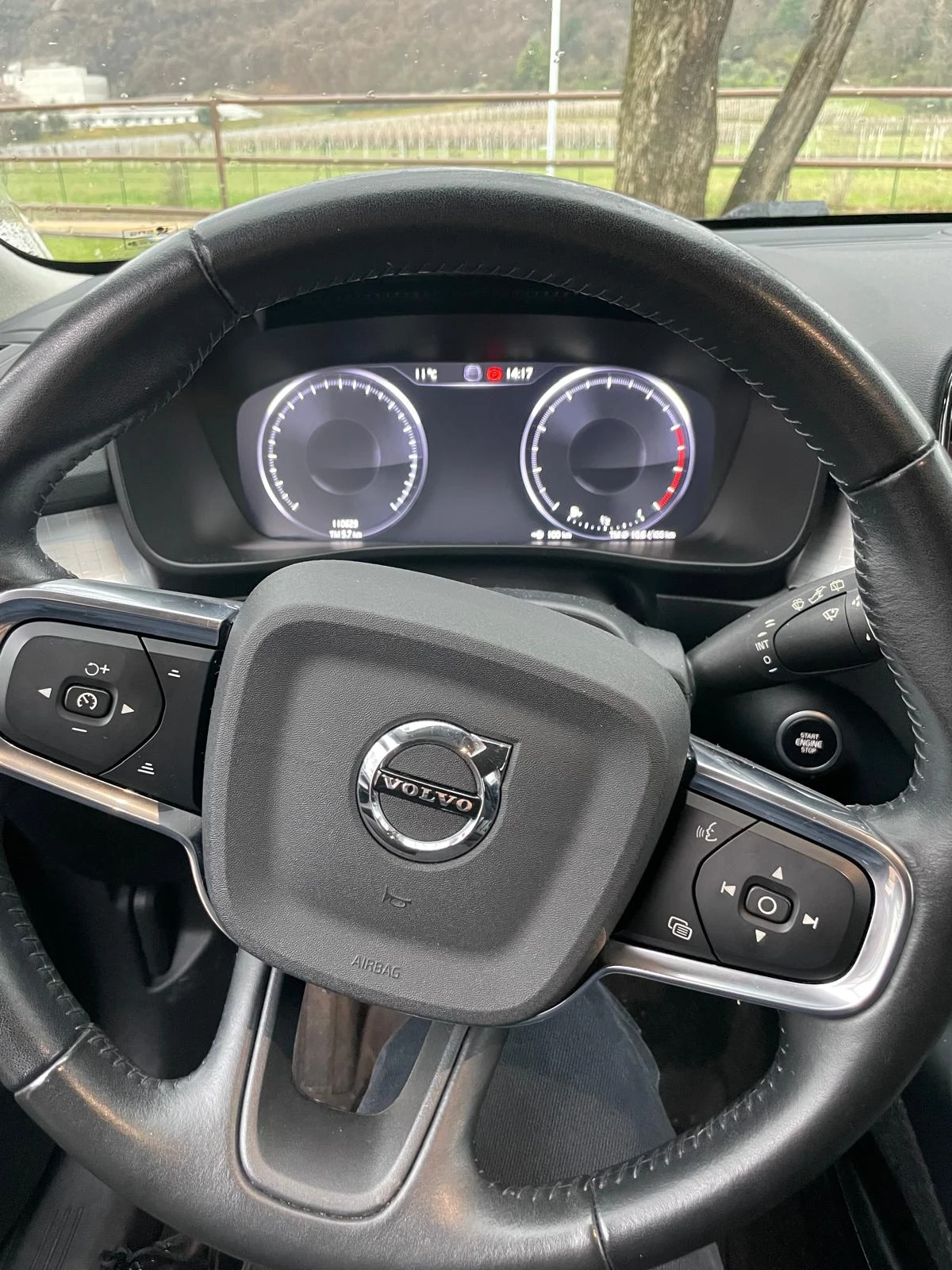 Volvo XC40 B4 AWD Mild Hybrid R-design Black Edition ОТЛИЧЕН, снимка 13 - Автомобили и джипове - 54633864