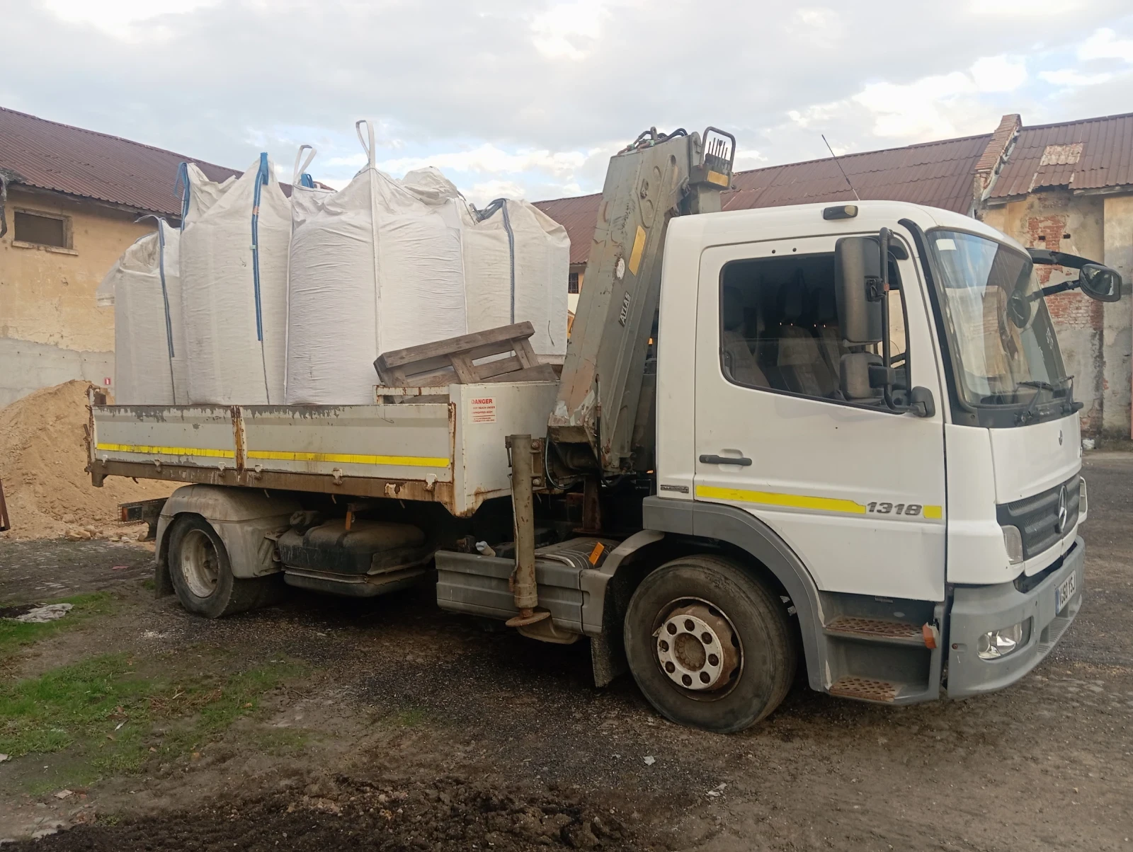 Mercedes-Benz Atego 1318 самосвал с кран