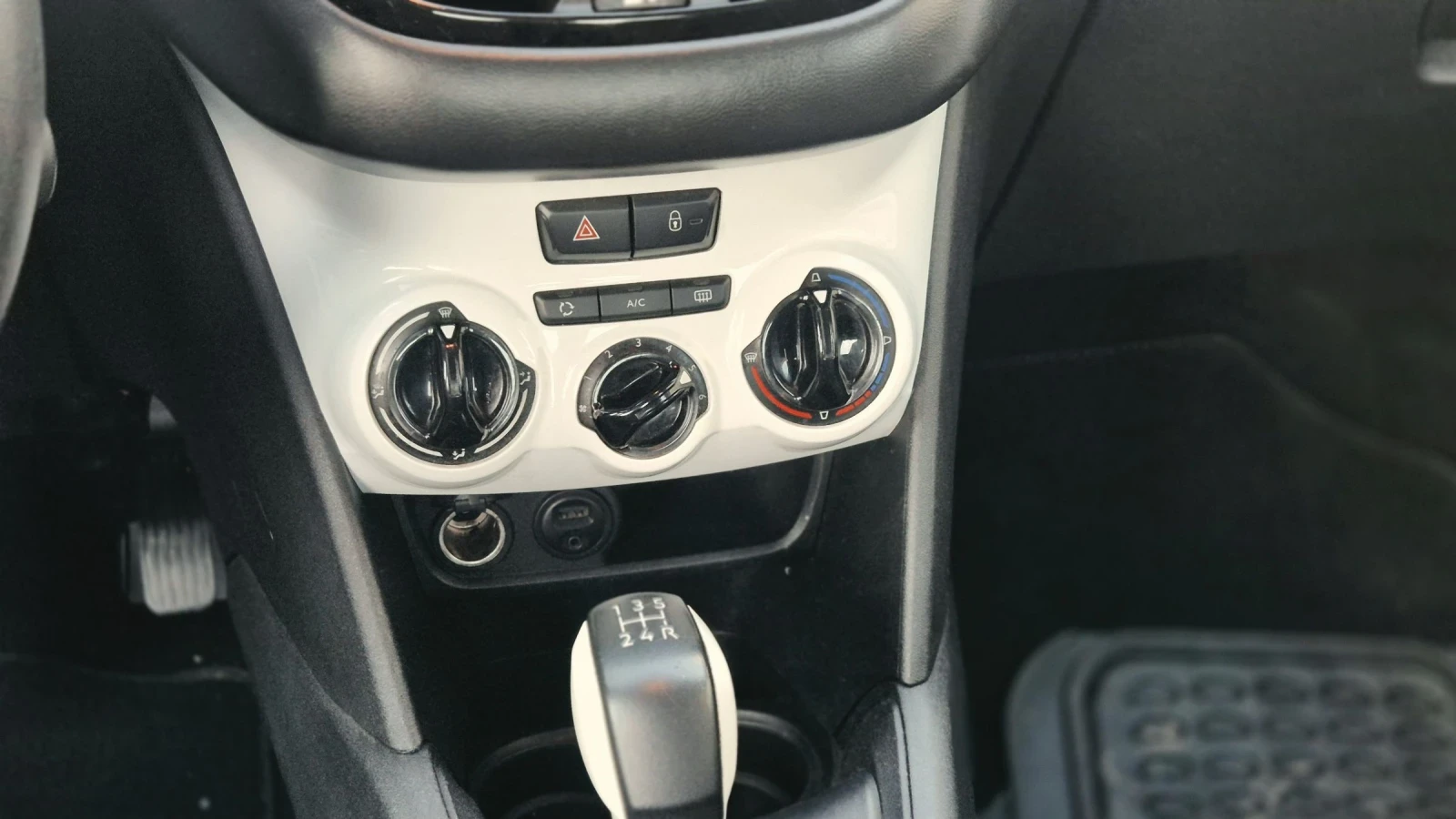 Peugeot 208 1.2i PureTech , снимка 7 - Автомобили и джипове - 54941458