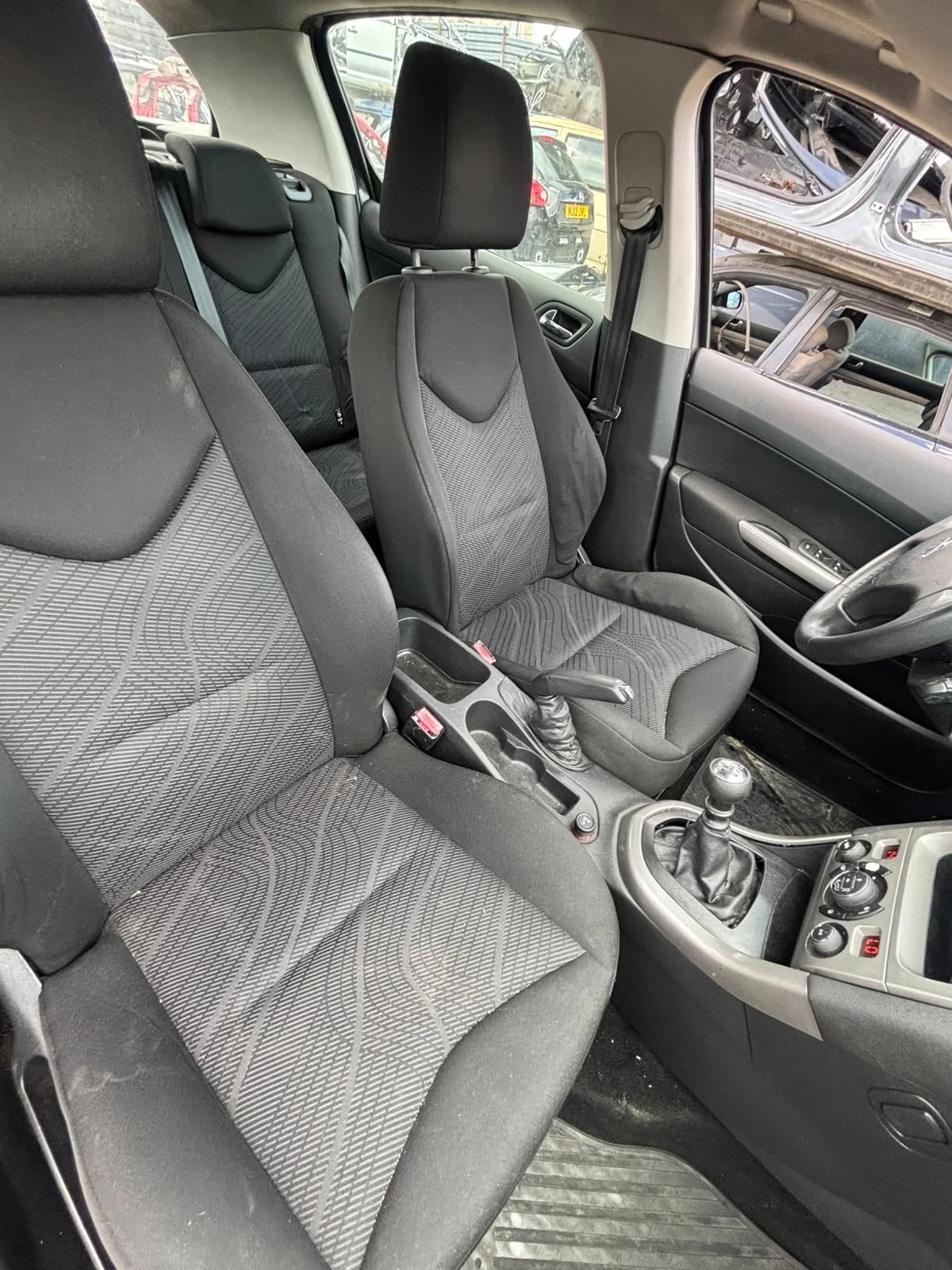Peugeot 308 1.6 E-Hdi, снимка 14 - Автомобили и джипове - 55075647