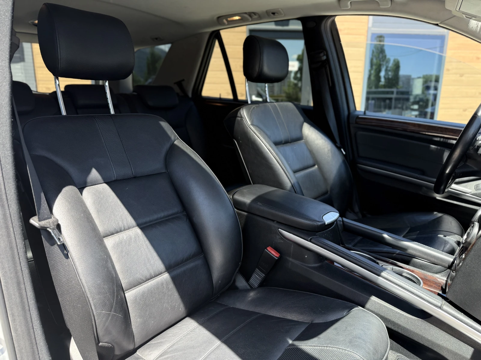 Mercedes-Benz ML 550 AMG/5.5 L/V8/KLESS/HARMAN KARDON/CARFAX, снимка 11 - Автомобили и джипове - 55435808