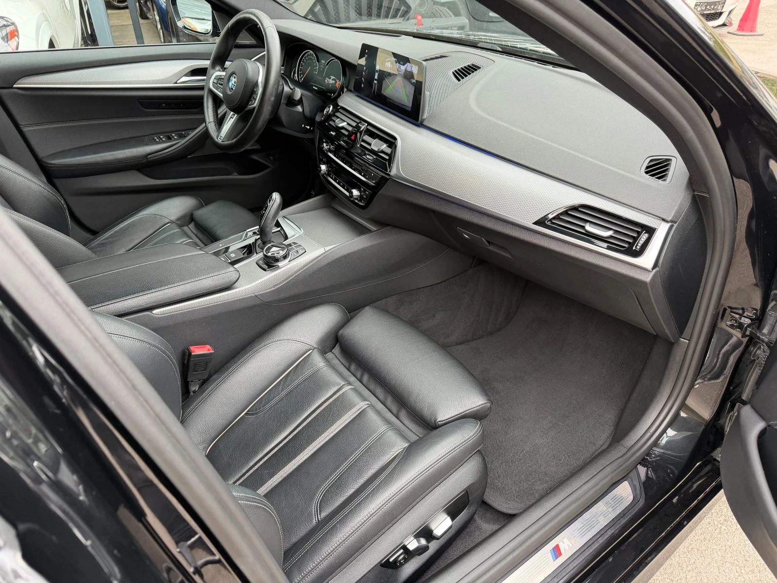 BMW 530 xDrive M-Pack, снимка 11 - Автомобили и джипове - 56527141