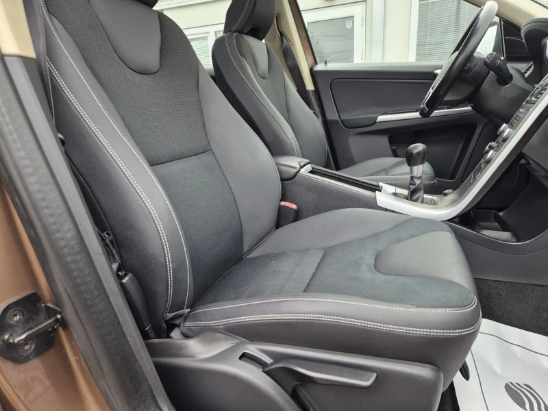 Volvo XC60 2.4D-D5-175ск-ПАНОРАМА, снимка 12 - Автомобили и джипове - 53203590