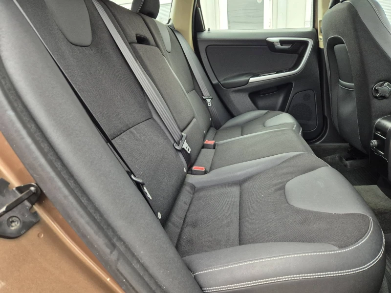 Volvo XC60 2.4D-D5-175ск-ПАНОРАМА, снимка 13 - Автомобили и джипове - 53203590