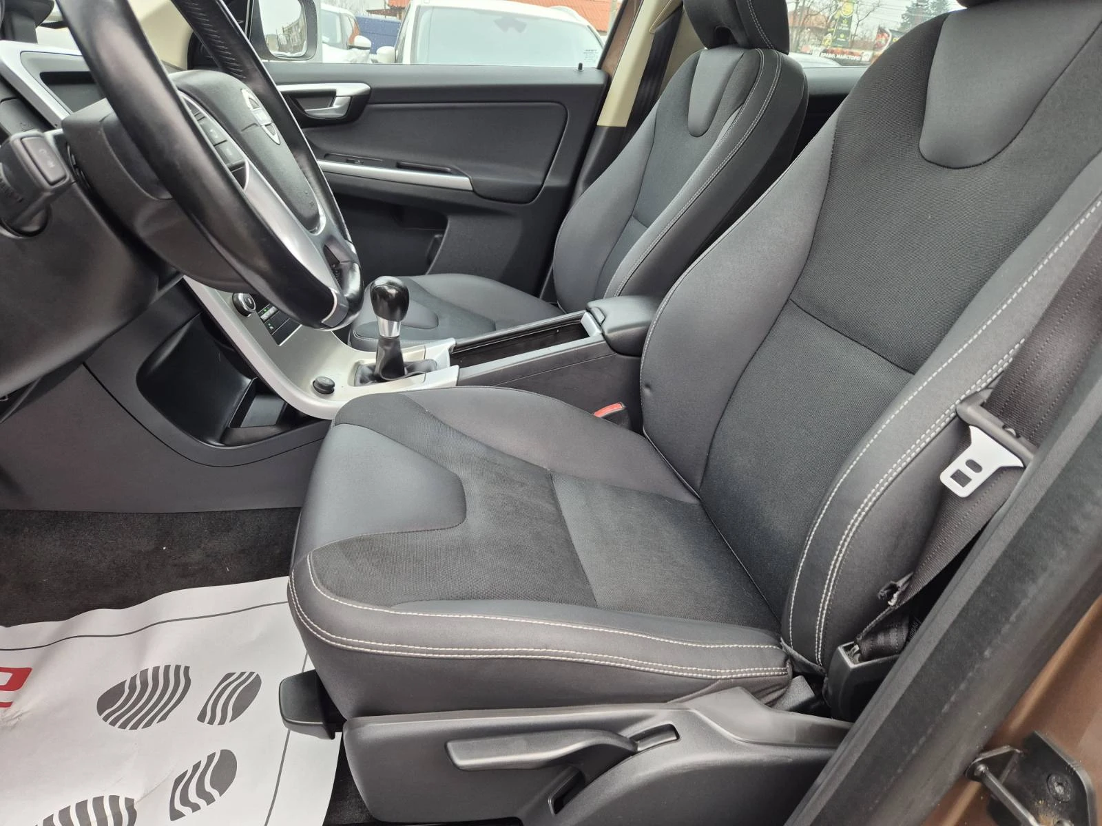 Volvo XC60 2.4D-D5-175ск-ПАНОРАМА - изображение 7