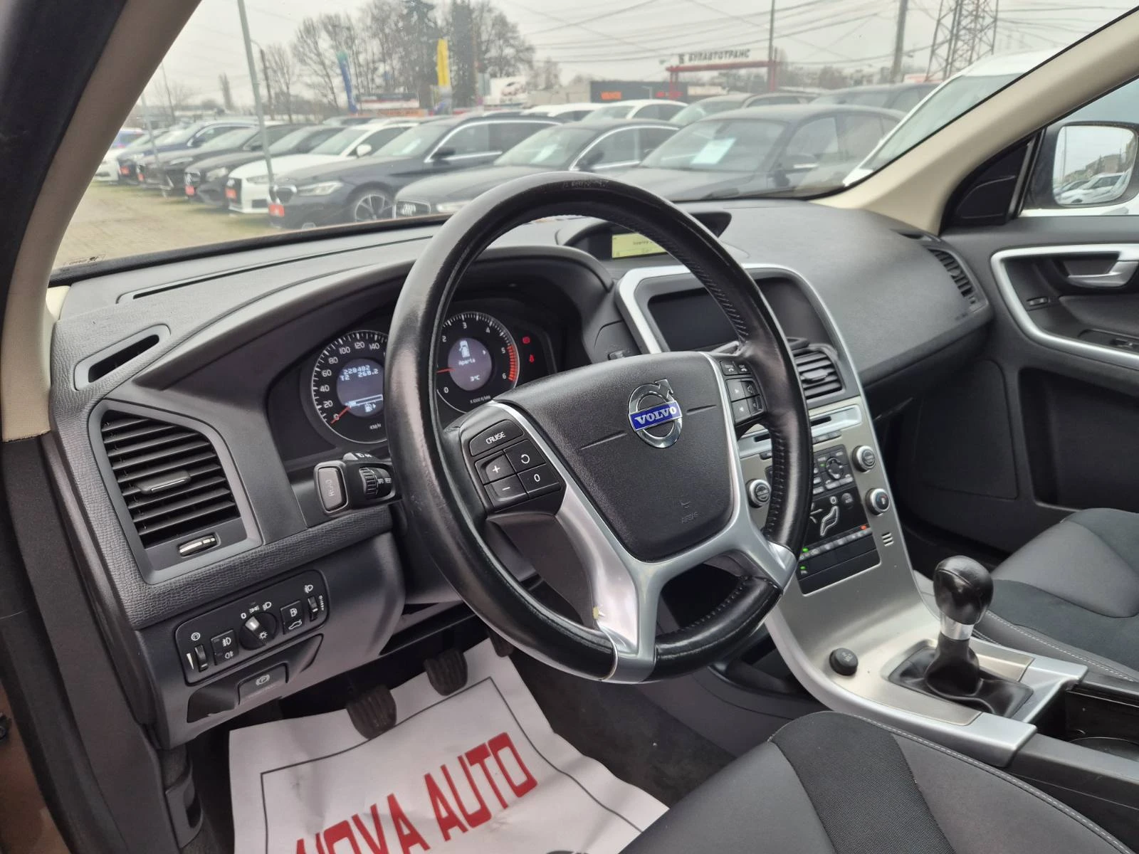 Volvo XC60 2.4D-D5-175ск-ПАНОРАМА - изображение 8