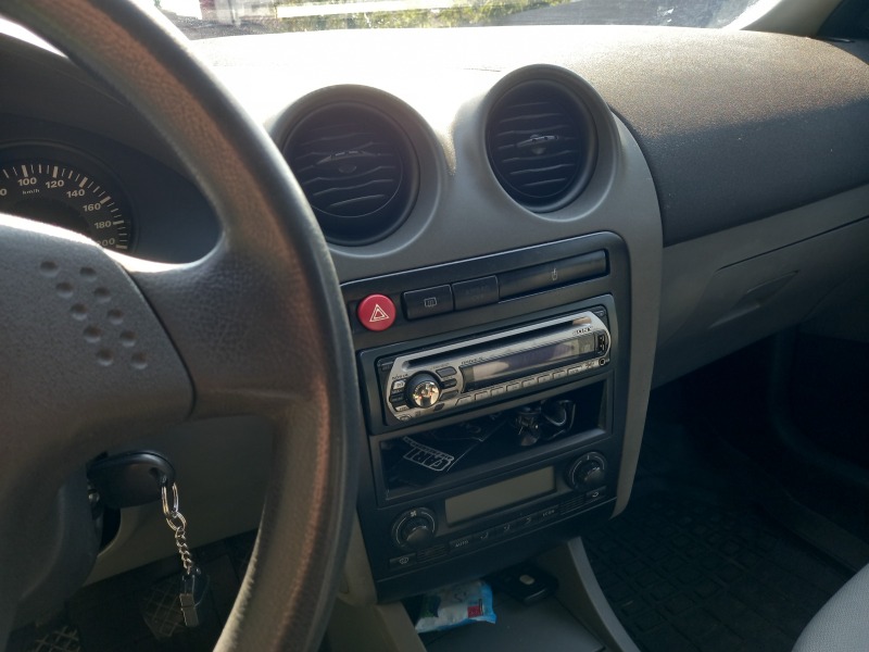 Seat Ibiza 1.4 ТДИ, снимка 8 - Автомобили и джипове - 42090191