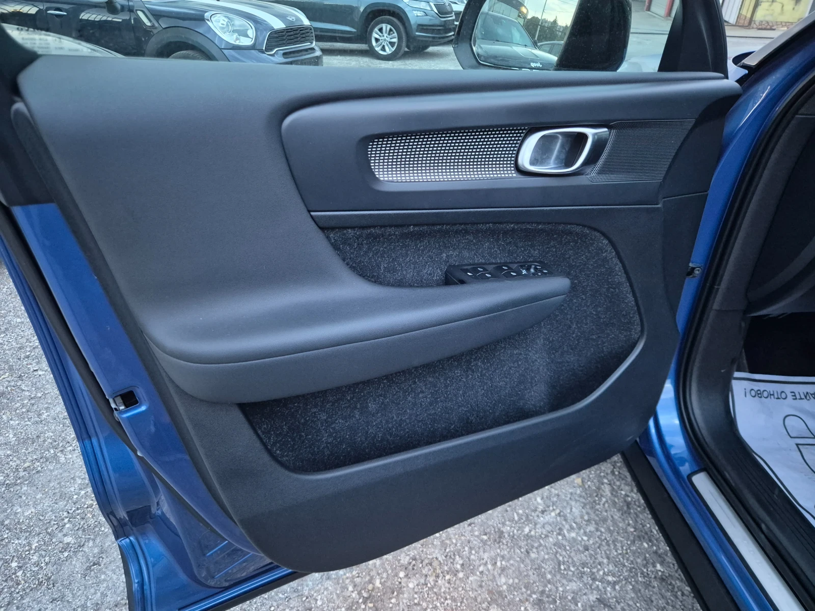 Volvo XC40 2.0D* MOMENTUM* ПЪЛНА СЕРВИЗНА ИСТОРИЯ!, снимка 9 - Автомобили и джипове - 55105524