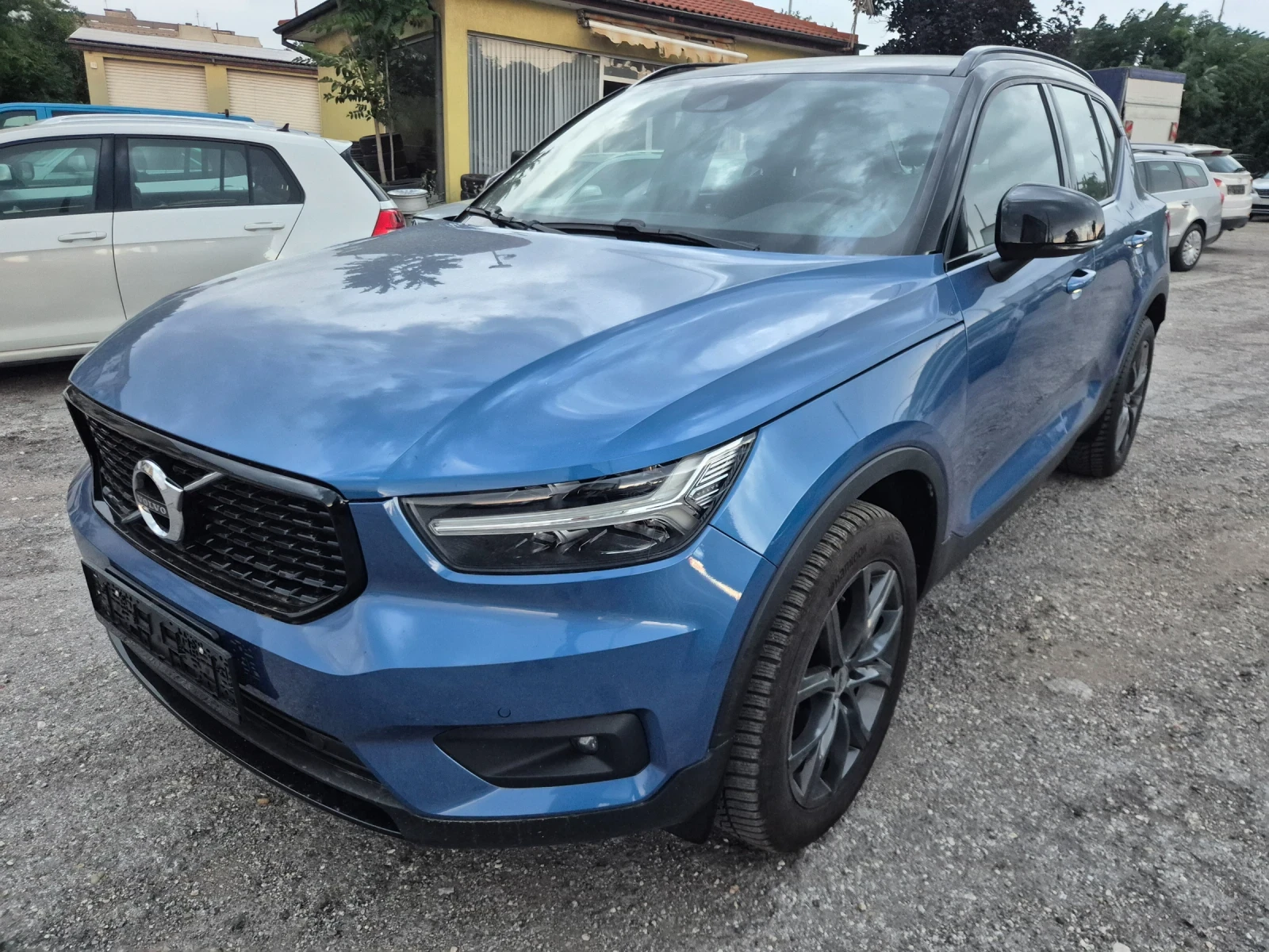 Volvo XC40 2.0D* MOMENTUM* ПЪЛНА СЕРВИЗНА ИСТОРИЯ!, снимка 2 - Автомобили и джипове - 55105524