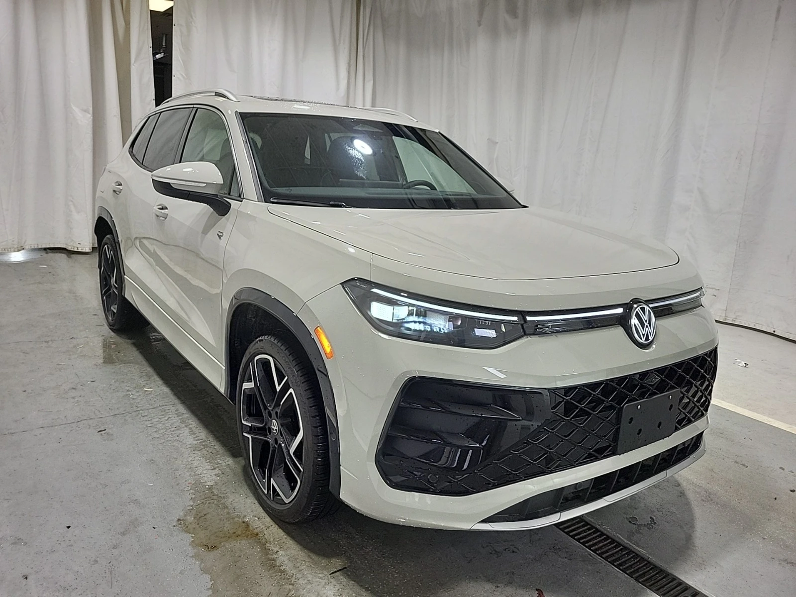 VW Tiguan HIGHLINE TURBO R-LINE * НОВ * 4Х4 * ОБДУХВАНЕ * , снимка 2 - Автомобили и джипове - 54902080