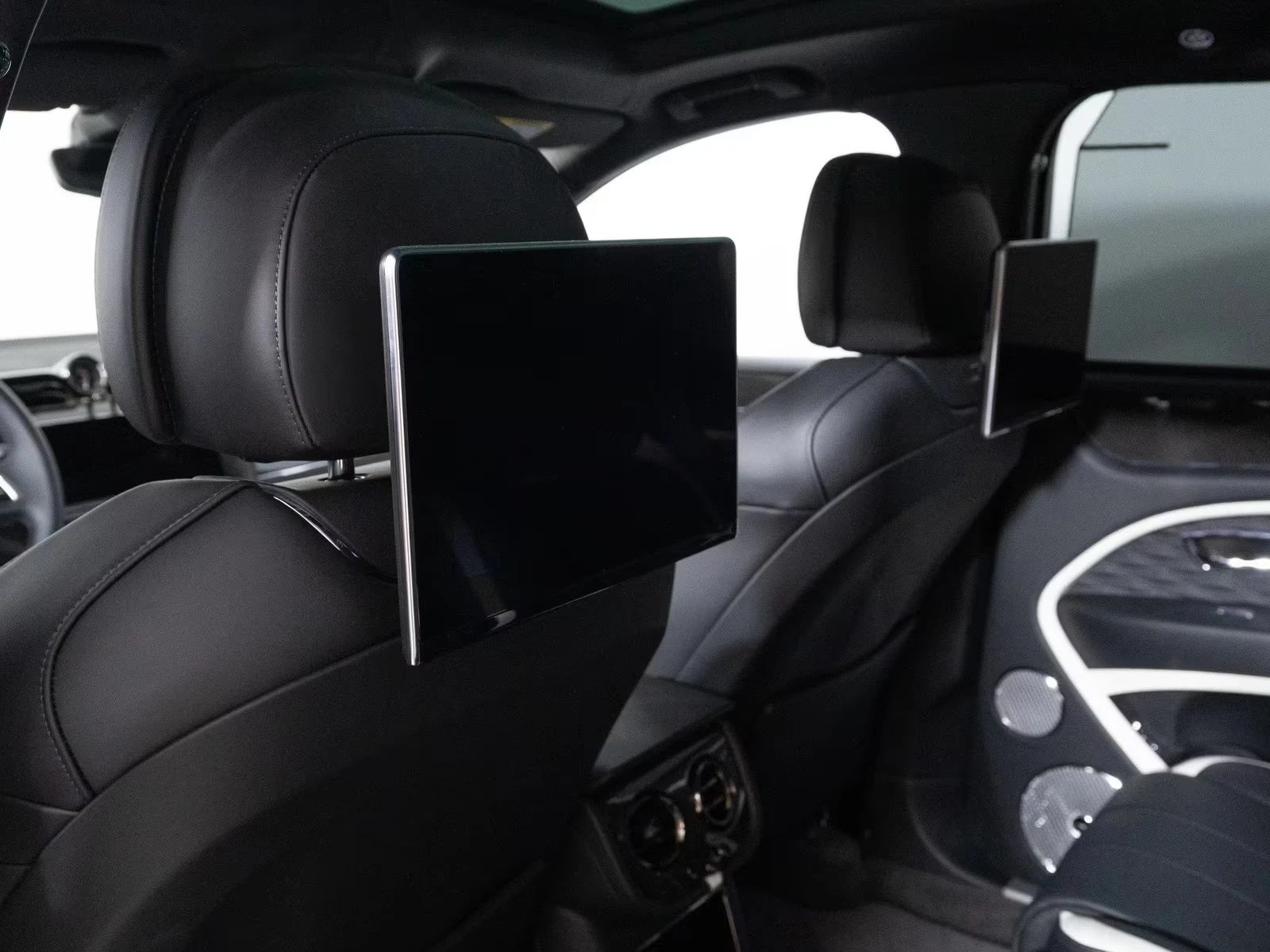 Bentley Bentayga V8 / SPEED / MULLINER / CERAMICS / NAIM / PANO /, снимка 16 - Автомобили и джипове - 54966709
