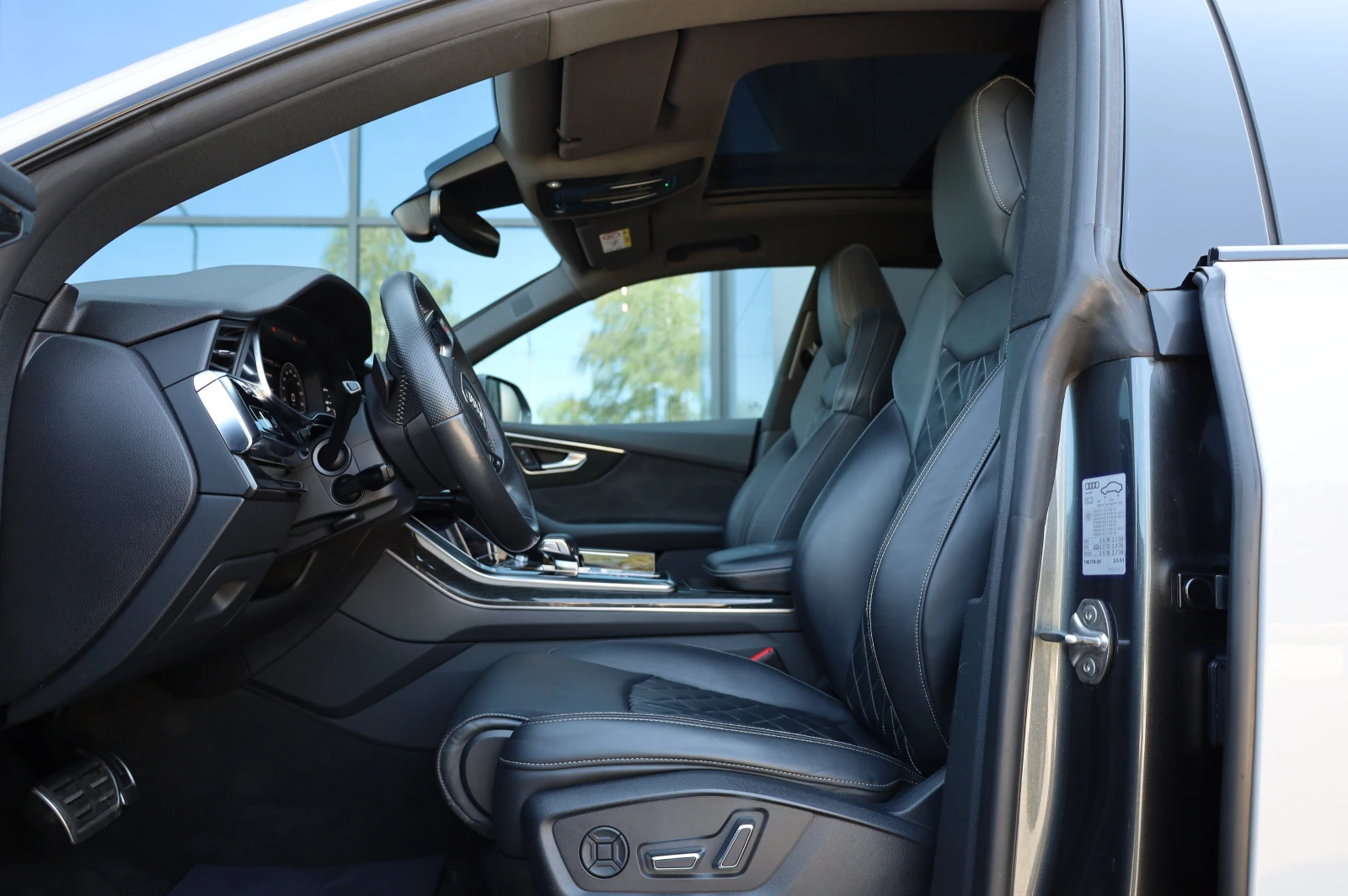 Audi Q8 3XS-LINE* RS* HD MATRIX LIGHTS* PANO* 360* , снимка 12 - Автомобили и джипове - 55529434