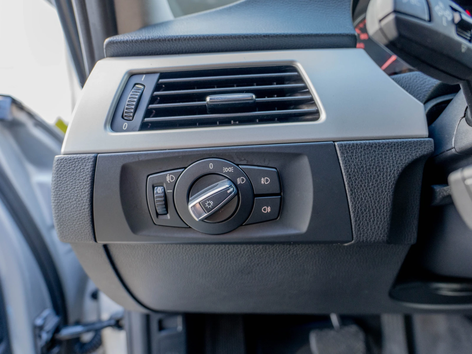 BMW 318 143 кс АВТОМАТИК КЛИМАТИК НАВИГАЦИЯ, снимка 15 - Автомобили и джипове - 53942655