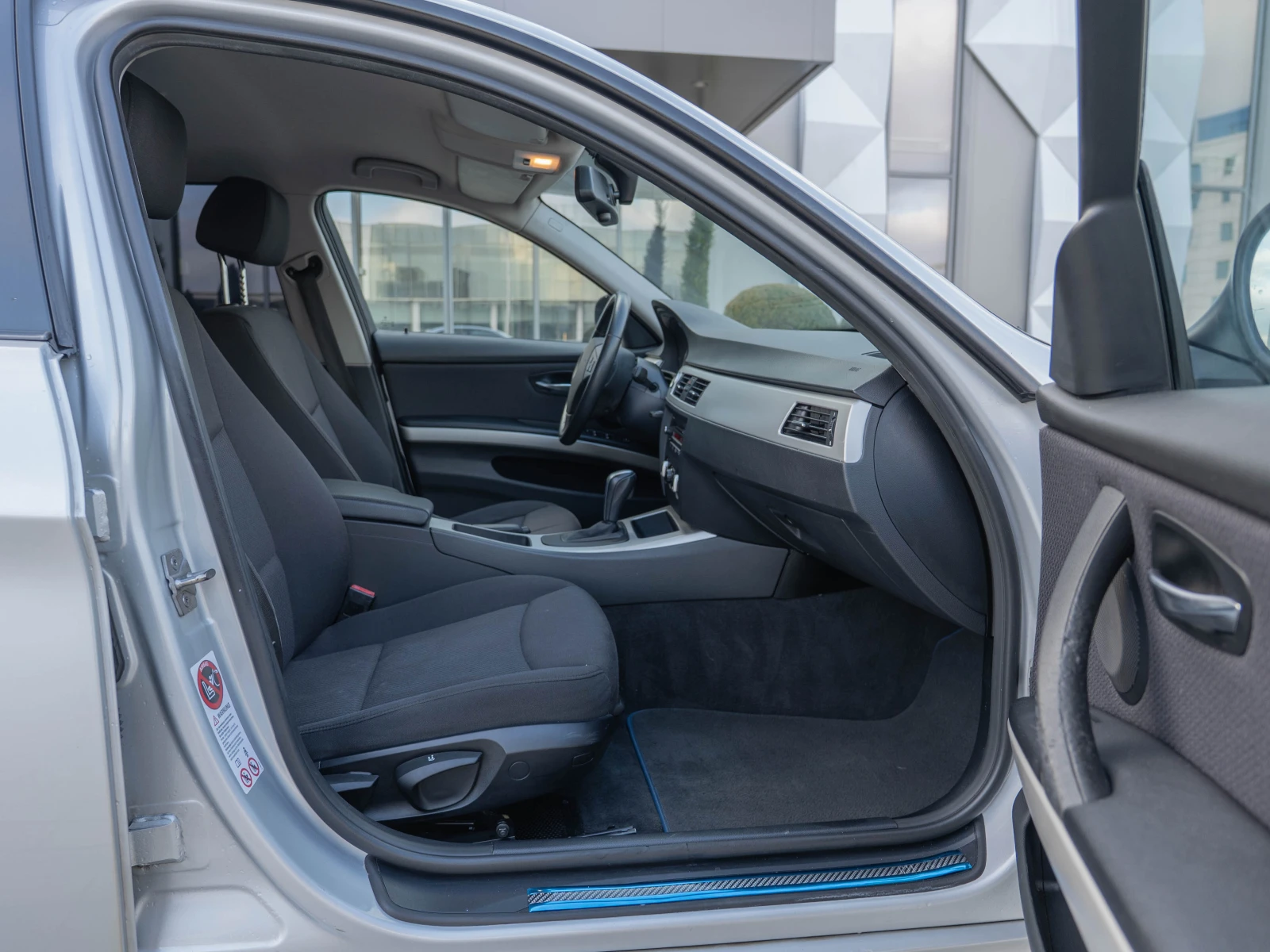 BMW 318 143 кс АВТОМАТИК КЛИМАТИК НАВИГАЦИЯ, снимка 10 - Автомобили и джипове - 53942655