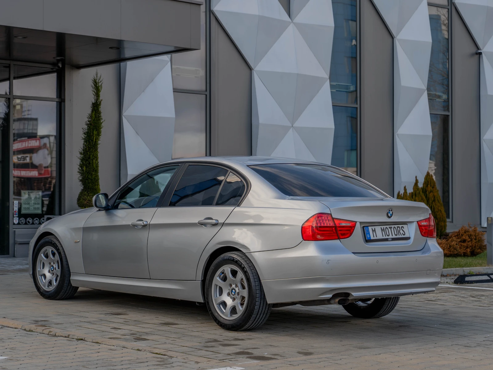 BMW 318 143 кс АВТОМАТИК КЛИМАТИК НАВИГАЦИЯ, снимка 5 - Автомобили и джипове - 53942655