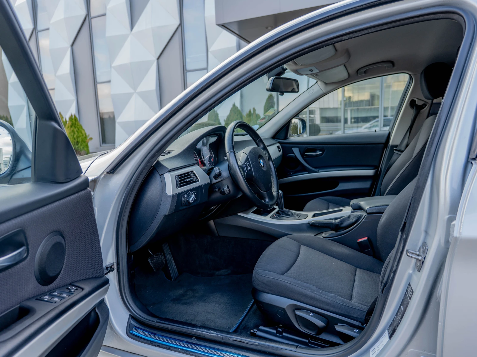 BMW 318 143 кс АВТОМАТИК КЛИМАТИК НАВИГАЦИЯ, снимка 8 - Автомобили и джипове - 53942655