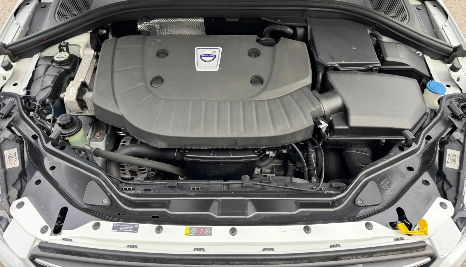 Volvo XC60 2.4 D5* AWD* Перла* KeylessGo* ШВЕЙЦАРИЯ!!!, снимка 17 - Автомобили и джипове - 53728667