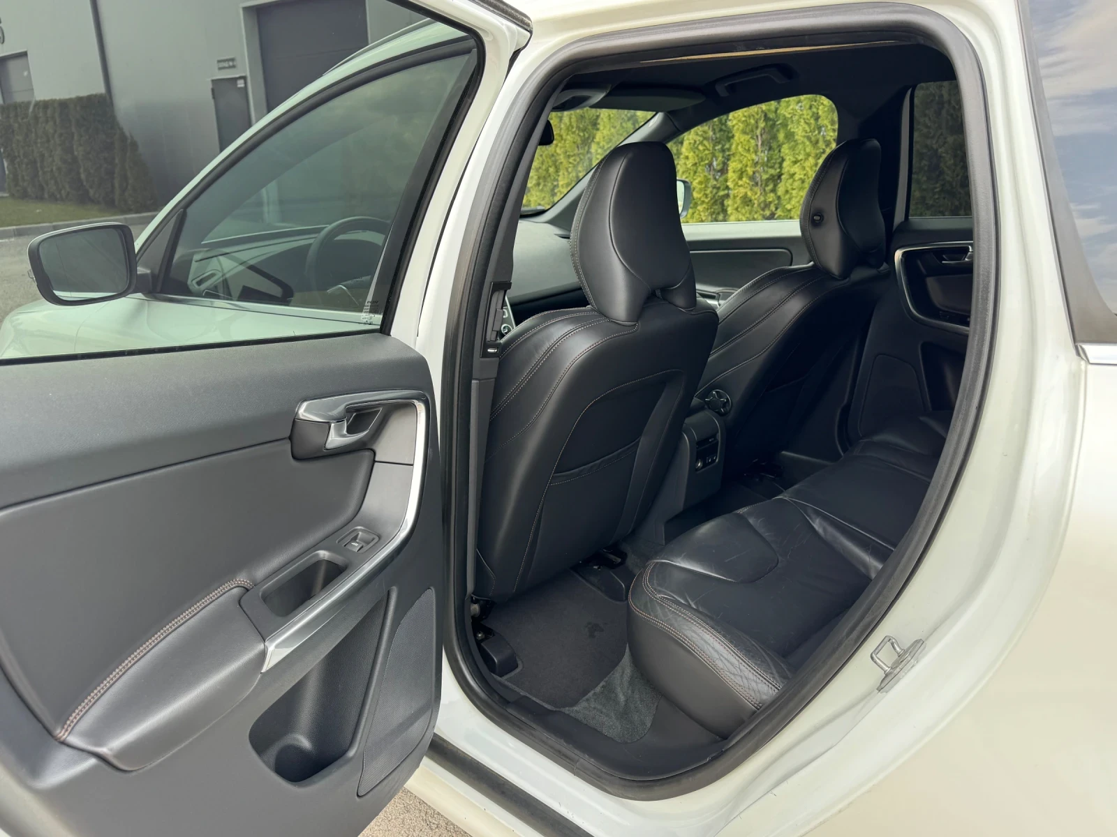 Volvo XC60 2.4 D5* AWD* Перла* KeylessGo* ШВЕЙЦАРИЯ!!!, снимка 13 - Автомобили и джипове - 53728667