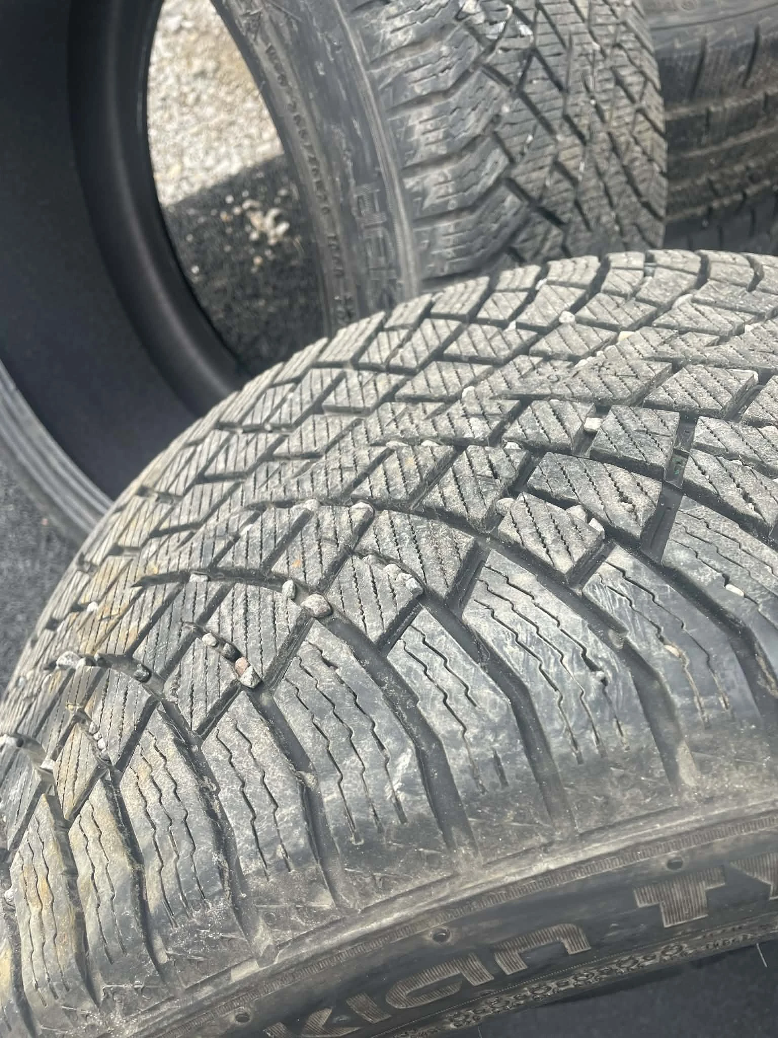 Гуми Зимни 285/40R20, снимка 2 - Гуми и джанти - 54082388