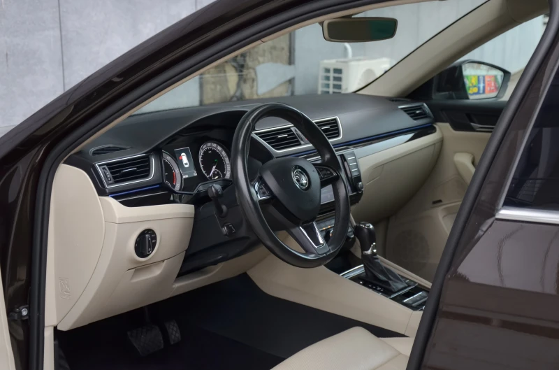 Skoda Superb 2.0TDI 190HP LAURIN&KLEMENT 4X4, снимка 16 - Автомобили и джипове - 52410280