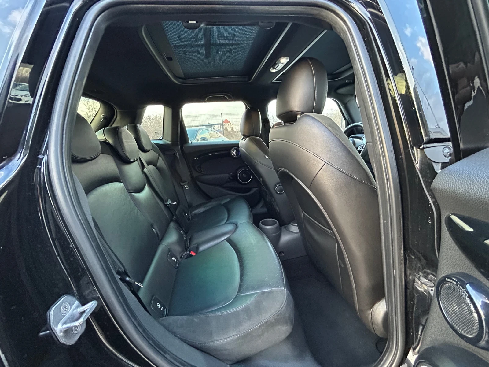 Mini Cooper SD* PANO* H/K* KEYLESS* NAVI* HEAD UP, снимка 13 - Автомобили и джипове - 53989404