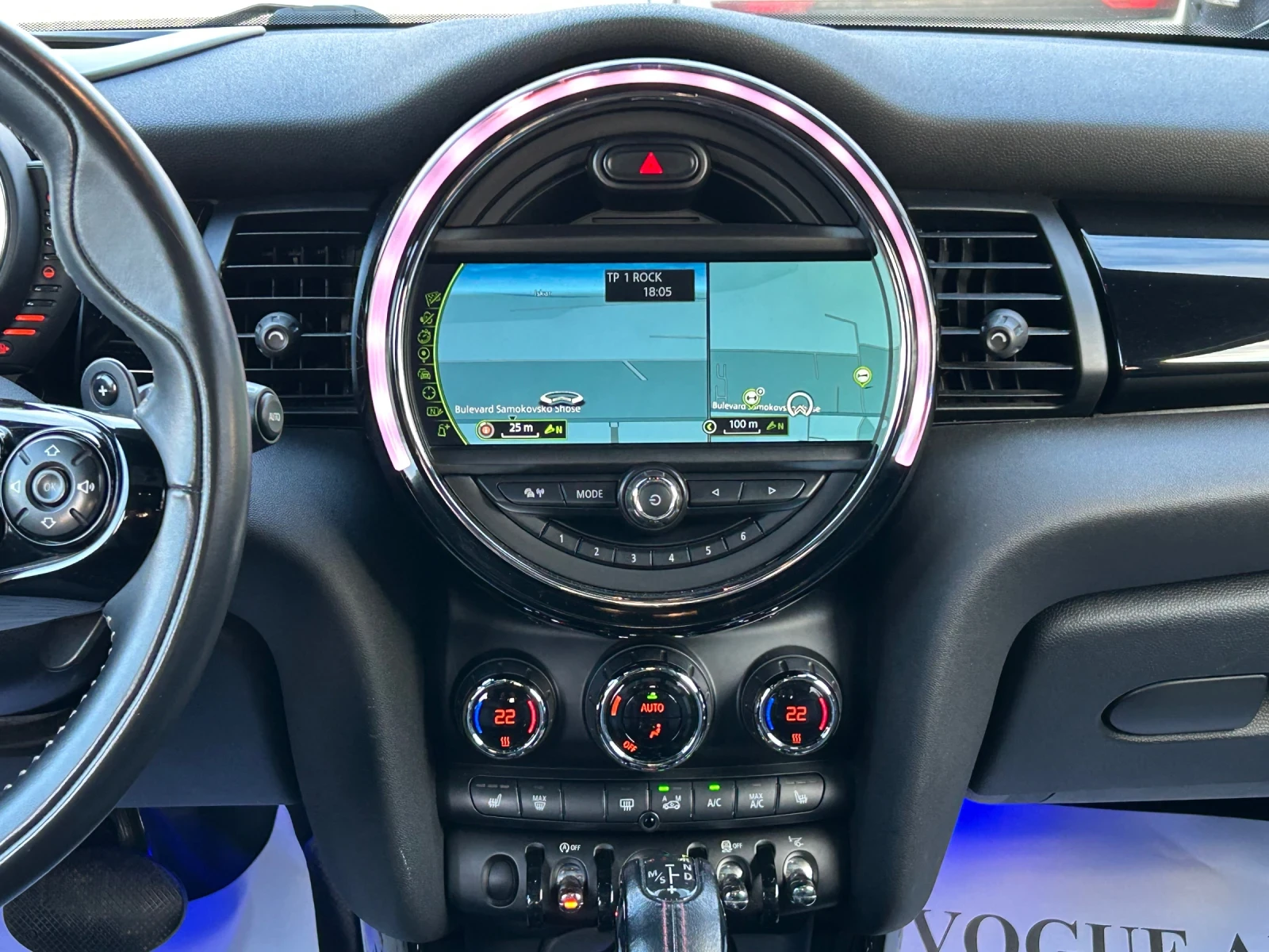 Mini Cooper SD* PANO* H/K* KEYLESS* NAVI* HEAD UP, снимка 11 - Автомобили и джипове - 53989404