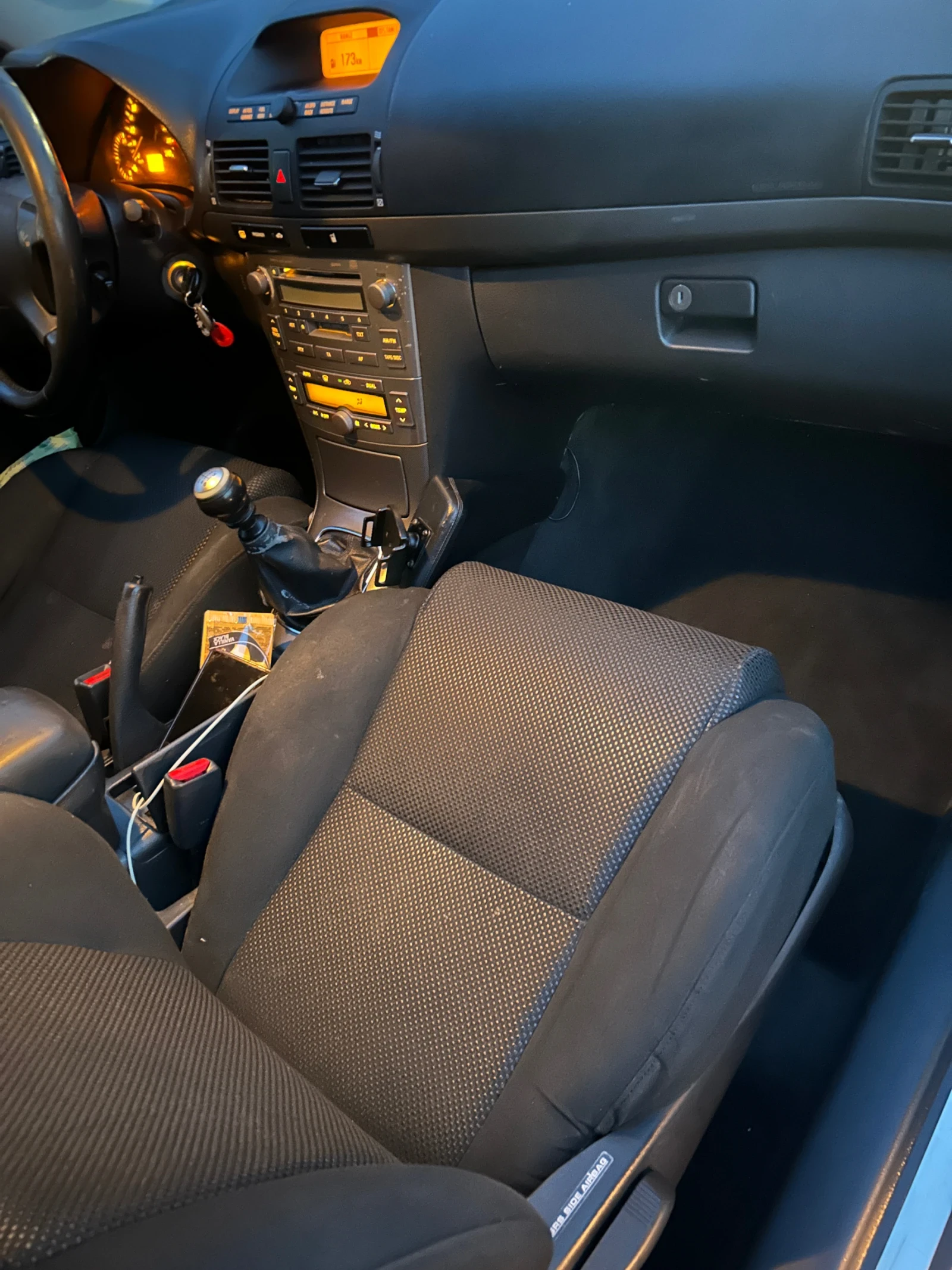 Toyota Avensis 2.2, снимка 11 - Автомобили и джипове - 54675039