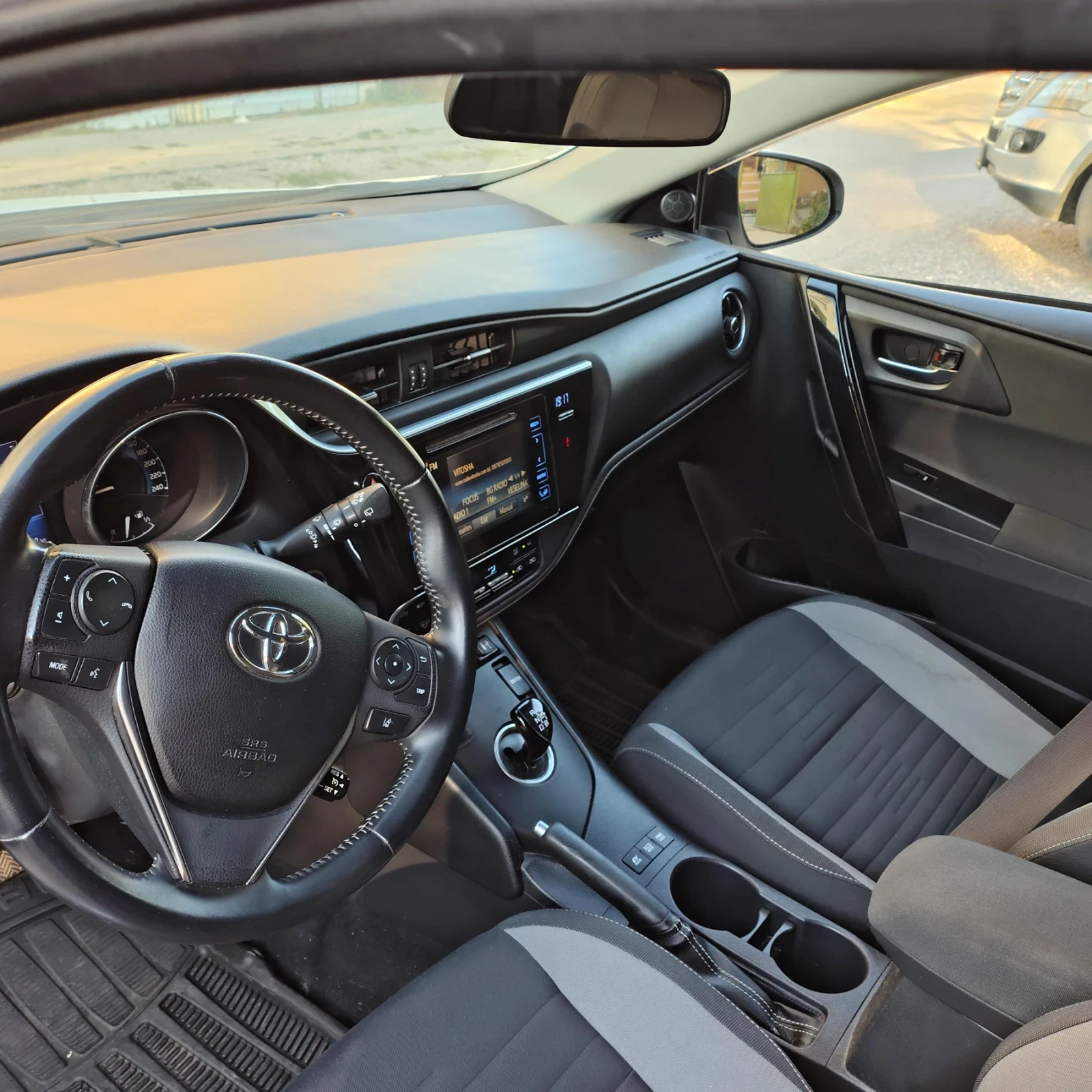 Toyota Auris, снимка 6 - Автомобили и джипове - 55532218