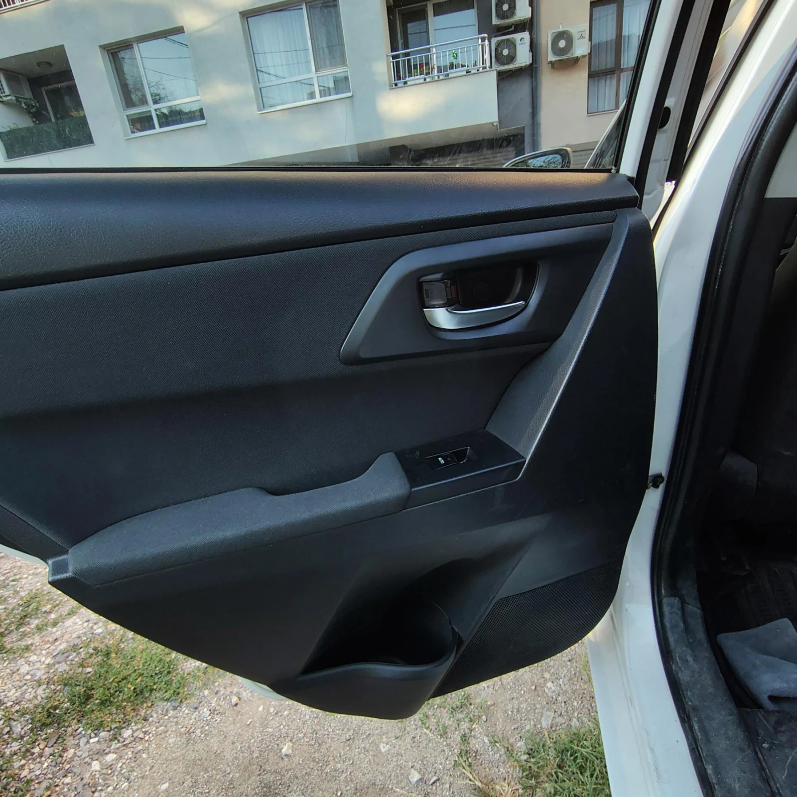 Toyota Auris, снимка 10 - Автомобили и джипове - 55532218